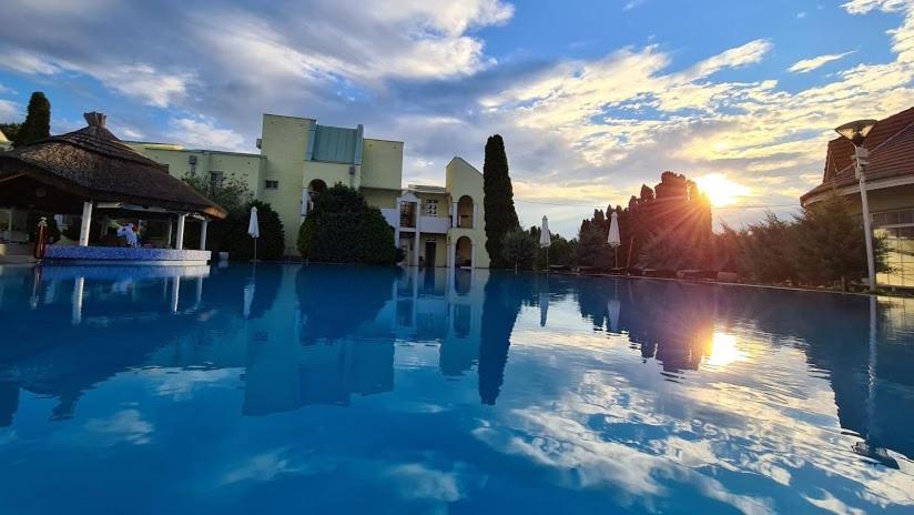 Mediterran Apartman With Pool Siófok Exteriör bild