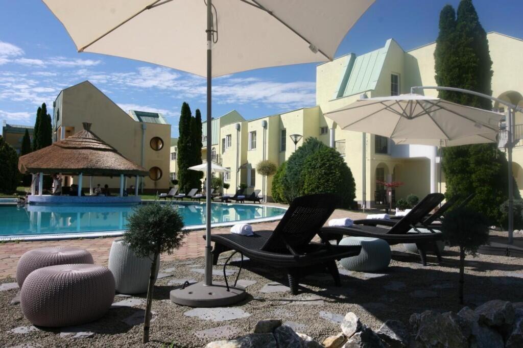 Mediterran Apartman With Pool Siófok Exteriör bild