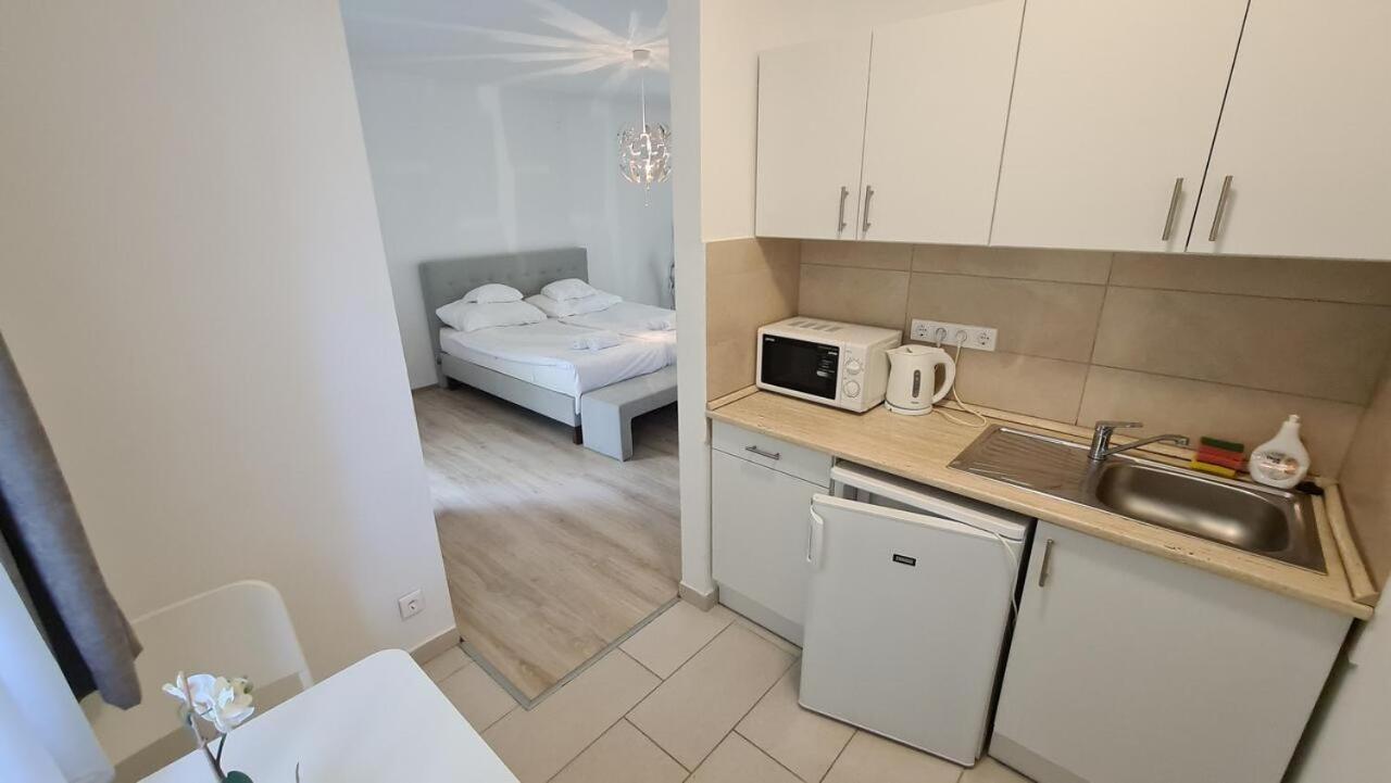 Mediterran Apartman With Pool Siófok Exteriör bild