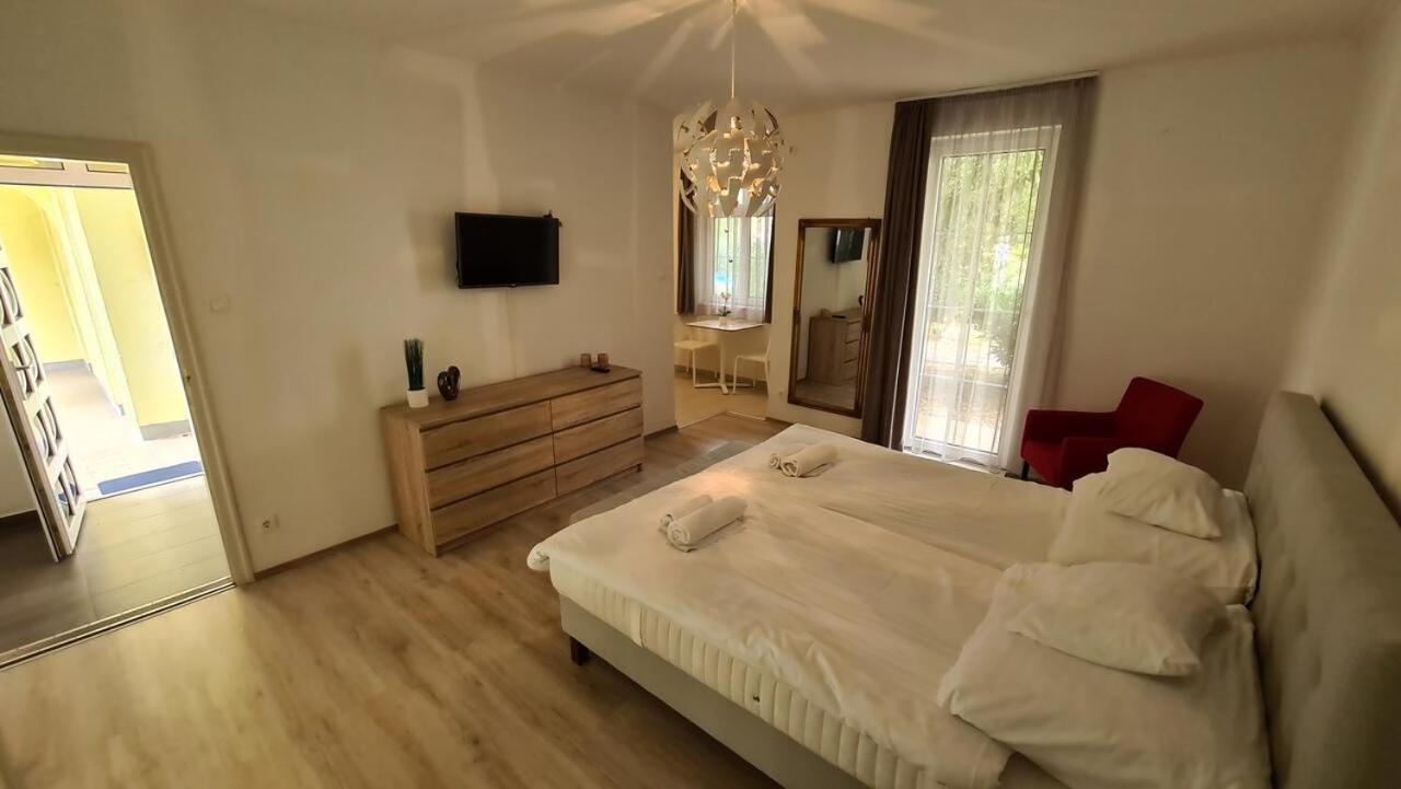 Mediterran Apartman With Pool Siófok Exteriör bild