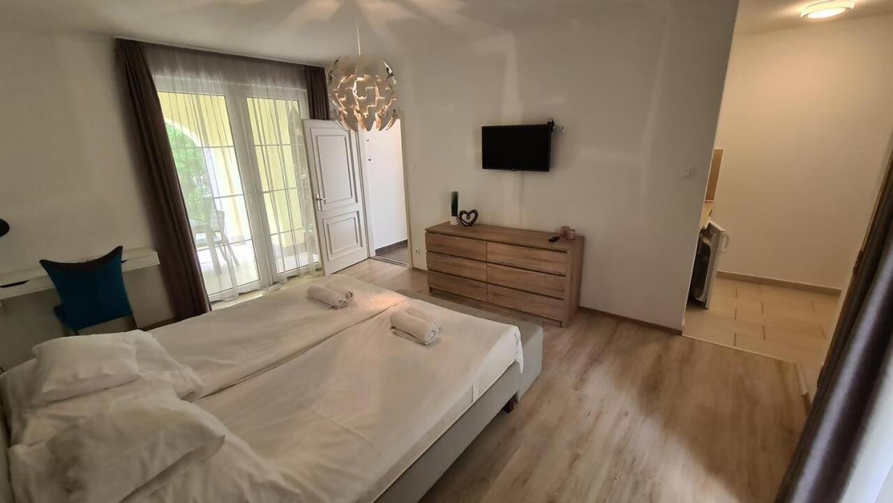 Mediterran Apartman With Pool Siófok Exteriör bild